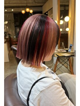 ビハインドザカーテン(BEHIND THE CURTAIN) ブラック&レッド&ミルクティ×ケアブリーチデザインカラー