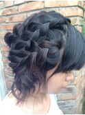 無造作ルーズが大人かわいいクラシカルな編み込みヘアアレンジ