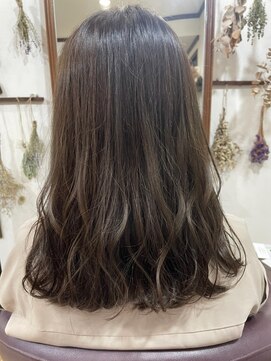 美容室 メザミー MESAMIES 大人可愛い赤み消しカラーナチュラルアッシュゆるふわロング