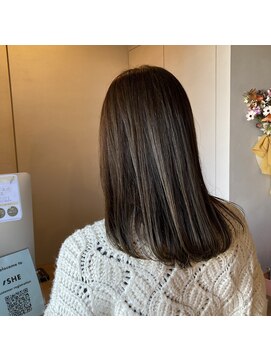 シー 岡崎(,SHE) 前髪/ウルフ/マチルダボブ/ピンクベージュ/インナーグレージュ