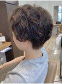 マニッシュな雰囲気のショートパーマデザイン!