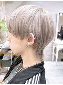 シルバーカラーツーブロックマッシュ　ウルフカット