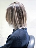 ホワイトグレージュ顔周りレイヤー韓国ヘアミディアム_ba378952