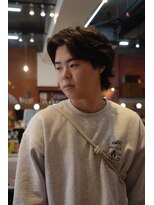 エディ(Edy)&nbsp;センターパートニュアンスパーマウルフカット韓国ヘア眉毛カット