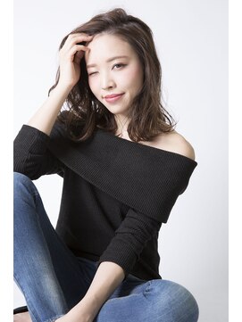 ソーホー ニューヨーク シズオカ(SOHO newyork SHIZUOKA) センターパートの無造作カールセミディ