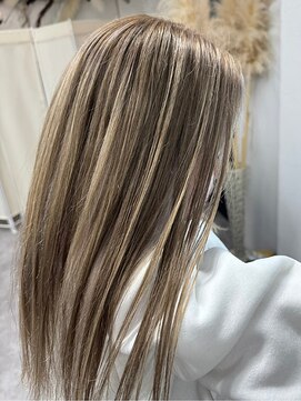 リア(riah) 外国人風/ハイライト/ベージュ/ストレート/ミディアム