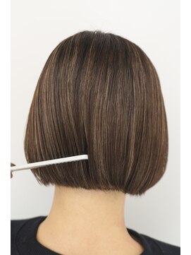 シカ(sica) ハイライトミニボブスタイル。