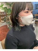 イヤリングカラー　暗髪×グリーン　インナーカラー
