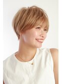 ショート前髪ありブリーチブロンドヘア大人ショート