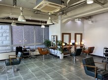 イロプラスソイ(iro + soi)の雰囲気（開放的な店内♪）