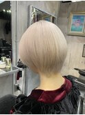 ホワイト ショートボブ