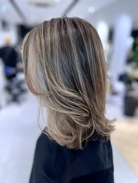 ステア ケース(stair case) 顔まわりにばかり白髪が集中している方へ