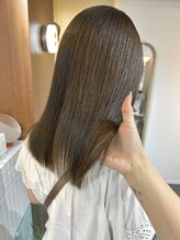 ブリーチなしダブルカラーで、ダメージを最小限に。時間をかけて色味を広げていきます◎