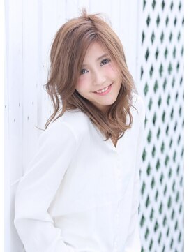 トップにボリュームをもたせてクールな大人ロング