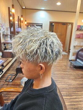 ワサビ 美容室 WASABI 江南店 ホワイトメッシュ　縦落ちツイストパーマ