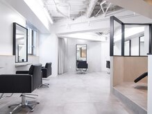 Siena　新宿/レイヤーカット/髪質改善の雰囲気（白を基調とした清潔感のある店内です【新宿駅/レイヤーカット】）
