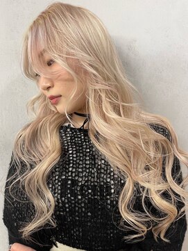 イリ 梅田(ili) ホワイトベージュ×ピンクハイライト