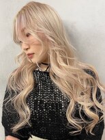 イリ 梅田(ili) ホワイトベージュ×ピンクハイライト