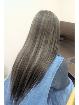 レアナ バイ ニーナ(Leana by NINA) プルエクステでロングヘア