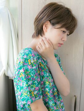 ルティア(Lutia) 耳かけショートボブ ナチュラルグレージュ とろみ★★