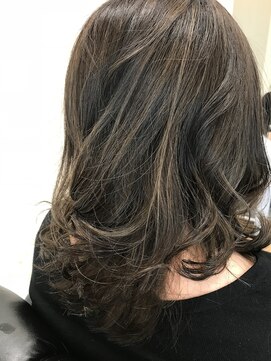 シィータ(THETA) 大人かわいいブランジュインナーカラーセミディグラマラス