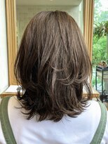 ビュートリアム 南青山(BEAUTRIUM)&nbsp;ミディアムレイヤー 大人グレージュ 白髪ぼかし 表参道 40代50代