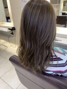 アヴァンス 江坂店(AVANCE.) 細めハイライト×アッシュ