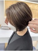 大人ハイライト丸み前下がりハンサムショート