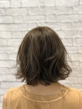 ミーティア バイ クアトロ(Meteor By QUATRO) 伸ばしかけボブをイマドキカジュアルヘアにアップデート