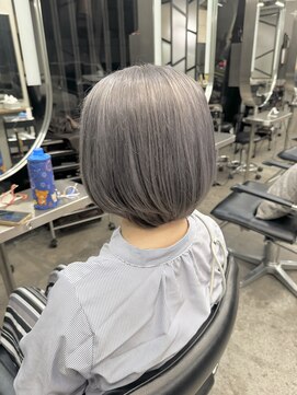 ジーナ 池袋(Zina) #シルバーアッシュのショートボブ