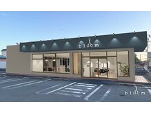 ブルームニキュウロク 富里(bloom 296)の雰囲気（店前に広く駐車場も完備☆お車でもお気軽にご来店いただけます◎）