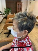 グレーヘアー&メッシュでお洒落なベリーショート