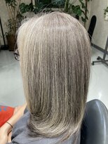 ダウエルイースト 上品で洗練されたミディアムレイヤー/明るめグレージュカラー