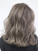 チェルシー 梅田(CHELSEA)&nbsp;〔CHELSEA〕グレージュ×外国人風ハイライト×切りっぱなし