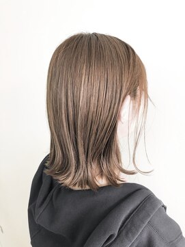 ネイヴィル(navile) ミルクティーグレージュ