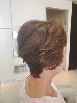 レイフィールド 滝の水店 白髪ぼかしハイライトショートボブ襟足あり30代40代50代