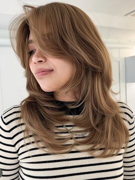 ノラ ウメダ(NORA UMEDA) ハイライトカラーハッシュカットレイヤーカット海外風