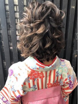 ゲッカビジン(GEKKABIJIN) 袴にも合う華やかハーフアップ《六本木 月下美人》