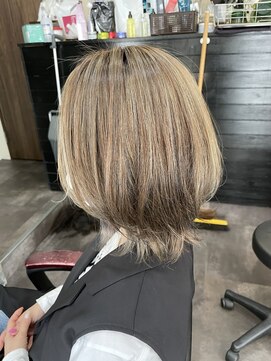 ライフ 忍ケ丘店(Lyfe) 大人ボブ_アースハイライトカラーくびれヘアツートンカラー_192