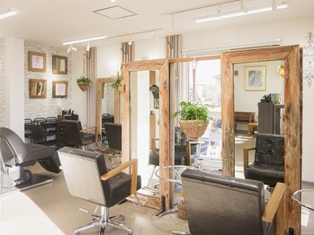 ニキータ(NIKITA)の写真/【口コミ高評価のオシャレサロン】オシャレで明るい店内、NIKITAへまた行きたいと思わせる居心地の良さが◎