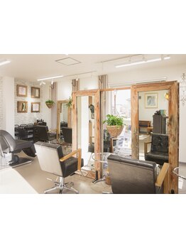 【口コミ高評価のオシャレサロン】オシャレで明るい店内、NIKITAへまた行きたいと思わせる居心地の良さが◎