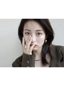 ダメージを最小限に抑えたカラー剤で、髪に優しく上品な仕上がりに。大人女性の気になるお悩みも解決へ◇