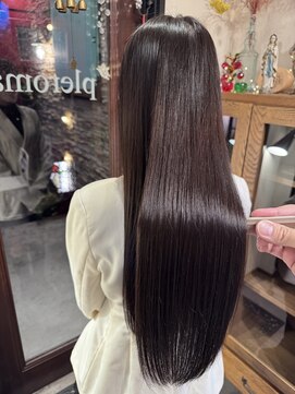 ヘア ミーツ ドレス プレローマ(HAIR meets dress pleroma) パヤパヤしない☆美髪ストレート