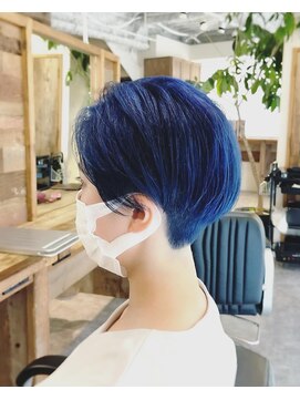 サーティースリー 石川町店(Thirty3) ブルー刈り上げショート