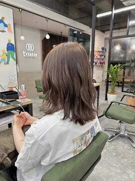 トリニティ 本厚木(trinity) 暖色ミルクティー/外はねミックス巻き/本厚木