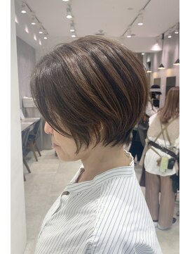 ビブ(VIV) 大人可愛い20代30代40代丸みショートボブ白髪ぼかしハイライト