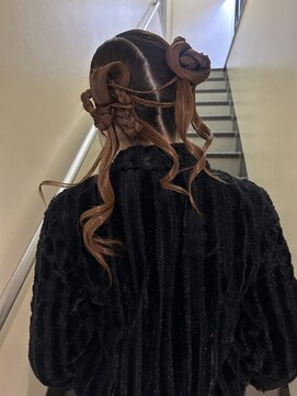 スイ(suii.) girlyな、タイトツインヘア/お呼ばれヘアやイベントヘアに♪