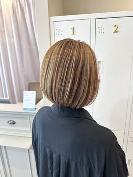 フラワーズ(Flowers) ボブ ハイトーン ハイライト 白髪ぼかし ショート 横須賀