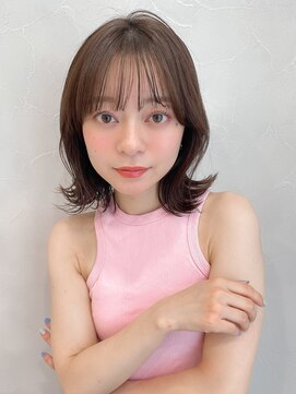 アグノス 青山(Agnos) 大人ガーリーダークアッシュミディアムレイヤーカット小顔