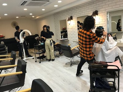 新しい店内は白を基調　きれいで落ち着く空間です。